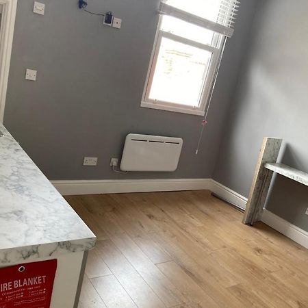 112 Gleneagle Road Rooms 런던 외부 사진