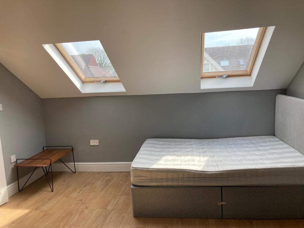 112 Gleneagle Road Rooms 런던 외부 사진
